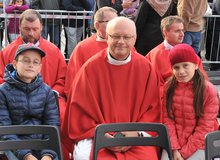 Duchovenstvo i laici bez překážek spolu.