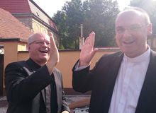 Svatomartinské jednání gen. sekretáře Standy: Rozstřihl svůj kolárek a každému půlka stačila.
